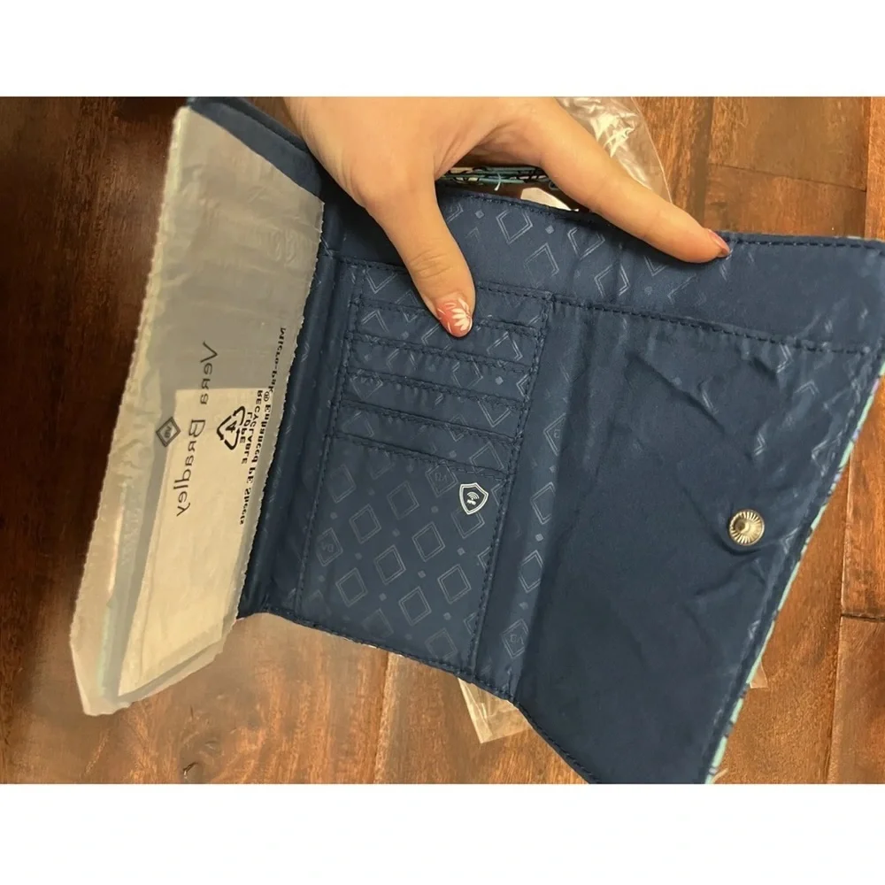 Vera Bradley phone wallet/wristlet in Peacock Garden new